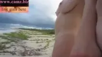 Прекрасная русалка загорает на пляже