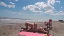 Прям на пляже трахнул девчонку в задницу