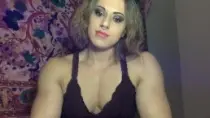Порочная зрелая порно модель дрочит пизду перед веб камерой