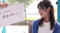 Японская сучка отсасывает волосатый член на публике
