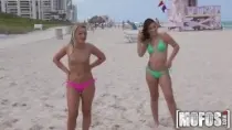 Рыжеволосая девчонка и парень ложатся на надувной матрас что-бы заняться сексом на пляже