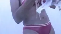 Сексуальная девушка занимается сексом на пляже, расположившись под скрытой камерой
