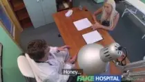 Сексуальная молодая блондинка трахается в офисе