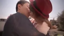 Молодые японские студентки-лесбиянки страстно целуются