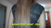 Азиатскую девочку порят нежалея большим членом в тугую киску