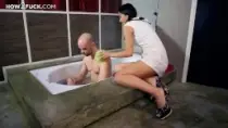 Русская жена бреет пизду перед мужем