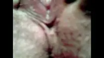 Молоденькая брюнеточка мастурбирует вибратором и доводит себя до оргазма