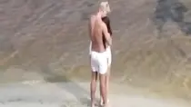 Брюнетка в солнечных очках скачет на члене на диком пляже