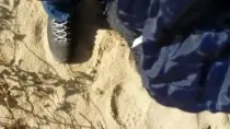 Парень прочищает сладенькие отверстия красотке прямо на пляже