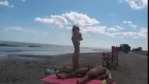Арт секс на пляже с двумя девушками