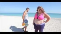 Сексуальная брюнетка отсасывает мужику хуй на пляже и ебется во все дырки