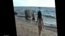 На нудистском пляже свои попки девушки не прятали ни от кого