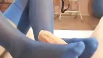 Сучка облизывает пальчики начальницы в чулках прямо в рабочем кабинете