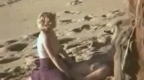 Парень оттрахал на скалистном пляже девушку во влагалище и в попу